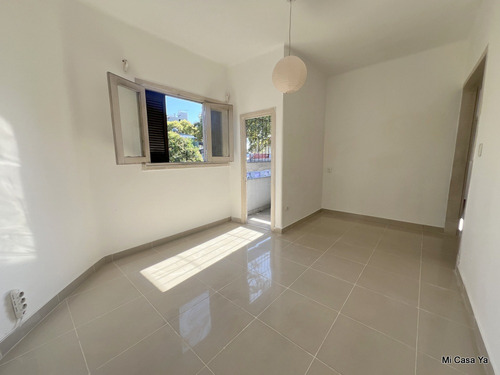 Venta De Linda Casa La Blanqueada Luminosa Gran Ubicación 2 Dormitorios Al Frente Balcón Sin Gastos Comunes Independiente