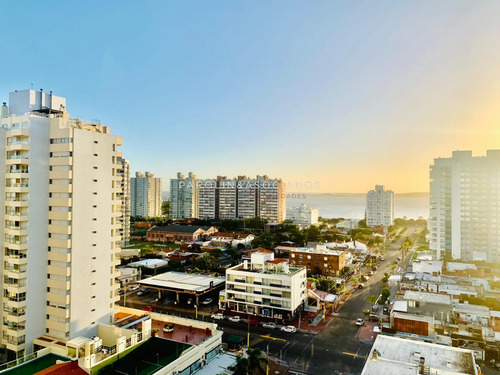 Hermoso Apartamento De 2 Dormitorios En Venta En Edificio Onix, Punta Del Este