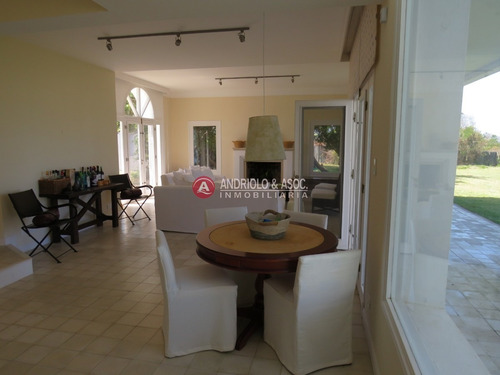 Hermosa Casa A La Venta ,amplia,comoda,cerca De Todo.- Ref: 6742