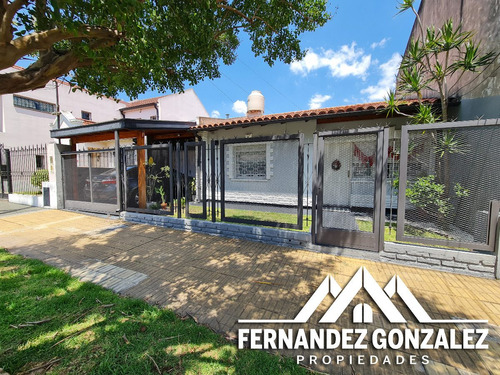 Venta De Hermoso Chalet De 4 Ambientes En Banfield. Barrio Nuevo Con Piscina