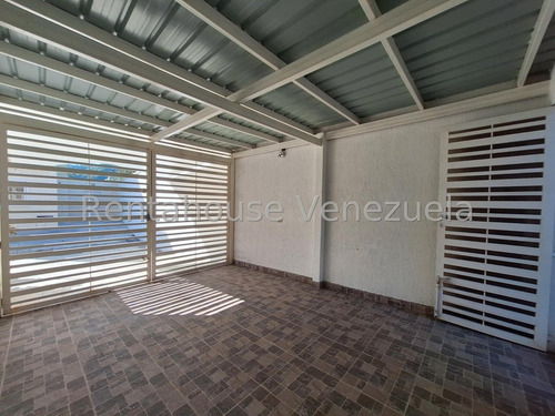 Hermoso Town House En Urb. Barrio Sucre En Maracay 25-7709 Df