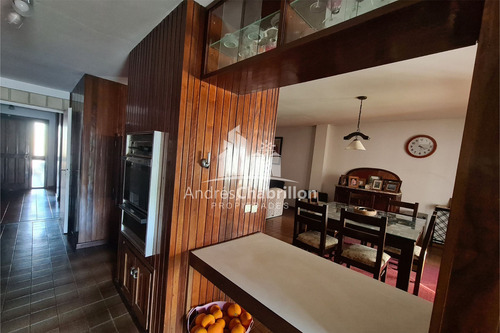 Hermosa Casa Semicéntrica De Tres Dormitorios Con Pileta