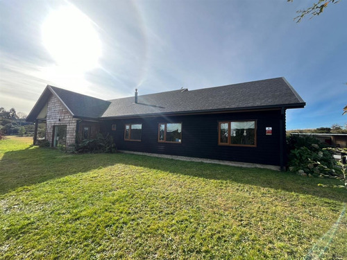 Casa En Venta De 5 Dorm. Más Quincho En Puerto Varas