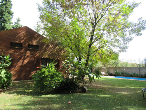 Casa Con Quincho Y Piscina, 3 Dormitorios Zona Km 50 Pilar, Barrio Abierto La Esmeralda