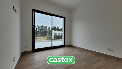 Casa En Venta En El Barrio Cerrado Santo Tomas, Pilar