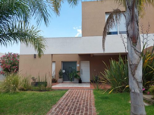 Casa En Venta En Casas De Santa Maria Con Pileta