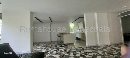 Apartamento Piso Medio Remodelado 160 M² 3h, 3b, 1p, Residencias Puerto Santo Con Piscina Pozo De Agua En Venta En Los Palos Grandes Avenida 4ta Y 5ta Transversal Caracas