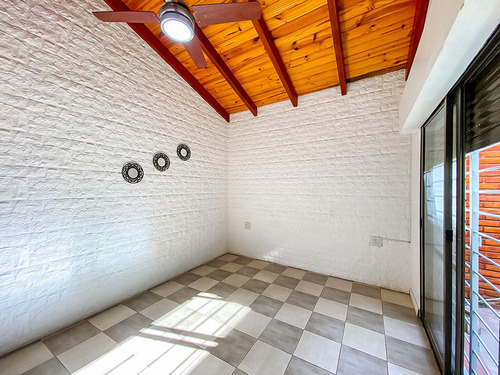 Casa De Tres Dormitorios En Venta En Capitan Bermudez Con Cochera Y Patio