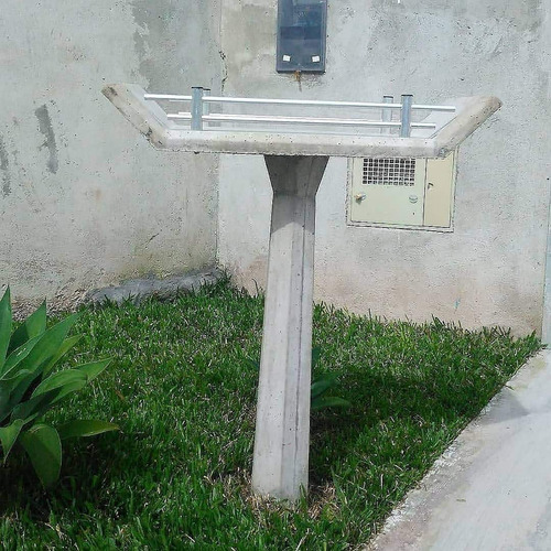 Imagem 4 de 5 de Lixeira De Concreto Para Calçada Com Acabamento Em Aluminio