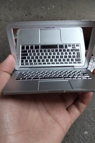 Espejo De Bolsillo Portatil En Forma De Lap Top Color Gris Gris