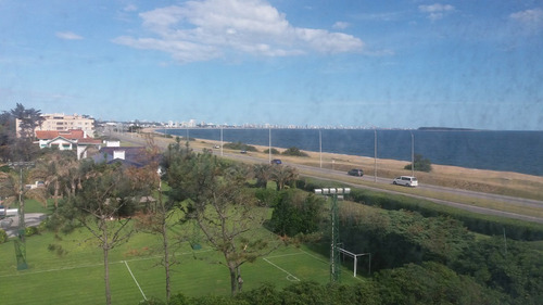 Apartamento En Venta De 2 Dormitorios En Playa Mansa