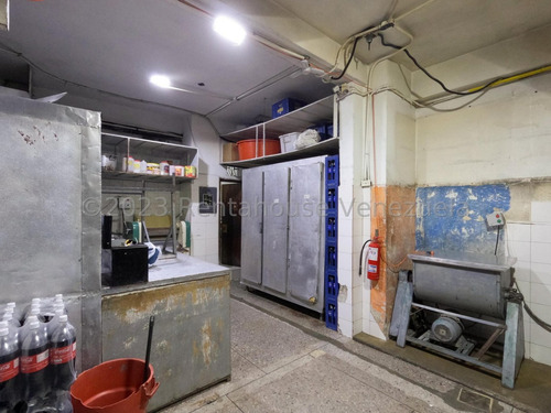 Raiza Suárez Vende Excelente Local Comercial Ubicado Parroquia Concepción 2 4 1 1 5 9 4 Posee 82mts, 1 Baño Luz Vitrifica, 2 Puestos De Estacionamiento.