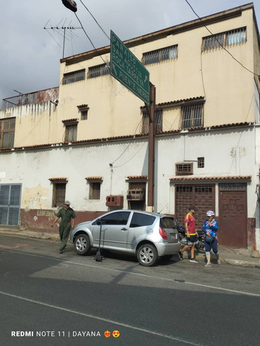 Imagen 2 de 8 de Venta -casa-locales (con Dos Locales Pb) En Plena Avenida De Puente Hierro