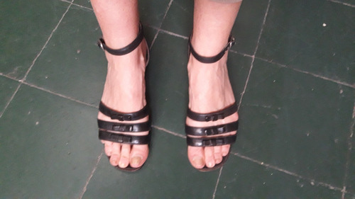 Sandalias Retro, Tiritas Y Moñitos Cuero Negro Brillante 38