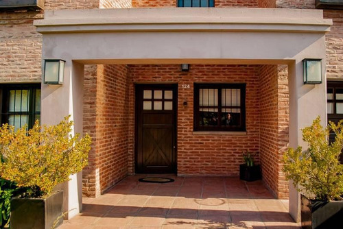 Hermosa Casa Súper Cómoda Y Espaciosa, Con Cochera, Pileta, Jardín Y Parrilla!