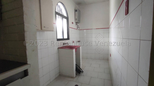 En Alquiler Constituida Por Una Edificación De Tres Niveles, En Su Primera Planta Un Amplio Deposito Ideal Para Establecer Su Empresa 24-2083 Irrr