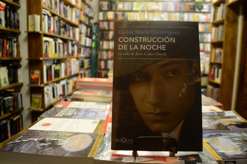 Construcción De La Noche. Carlos María Domínguez.