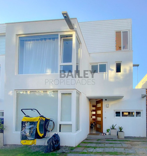 Casa En Venta De 3 Dorm. En Concón
