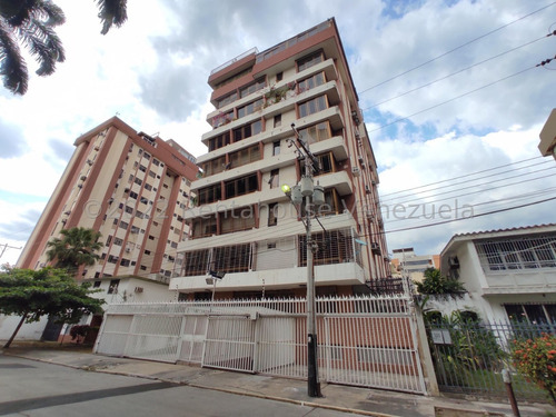 Jip 23-4990. En Venta Estupendo Apartamento De 133 Mts2, 4 Hab, 3 Baños, 1 P/e, Maletero, Con Amplios Espacios Y Comodas Habitaciones, Hermoso Bar. En Urbanización San Isidro. Maracay