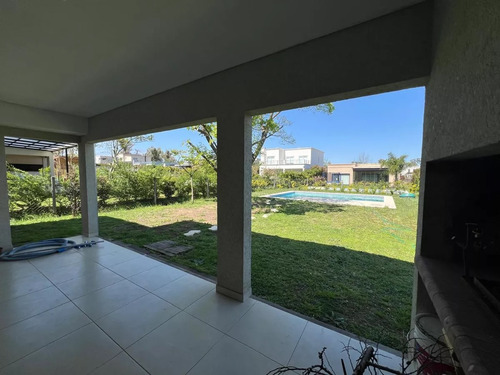 Casa 4 Amb Con Pileta Barrio Santa Elena Pilar Del Este