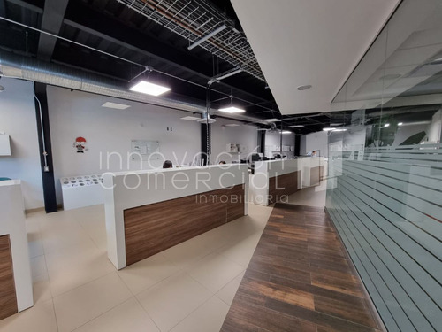 Edificio De Oficinas En Venta En Lomas De Querétaro, Con Recepción Y Sala De Jun