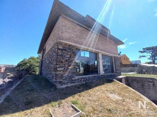 Casa Con Hermoso Diseño Y Piscina 