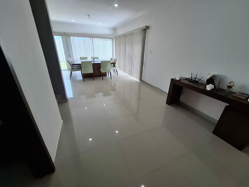 Casa En Venta En El Fracc Lomas De La Rioja