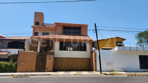 Casa En Venta En Centro De Colima, Colima