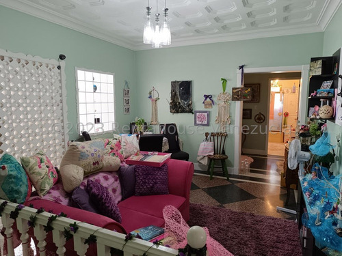 San Bernardino !! Amplia Y Hermosa Casa Totalmente Remodelada, Dividida En 3 Ambientes Independientes, 434 M2 Terreno, 555 M2 Const., 9 Hab., 8 Baños, 7 Pe, 3 Cocinas. Calle Cerrada Vigilancia 24/7 !!