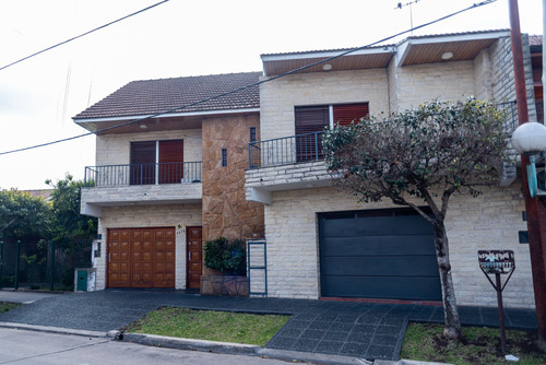 Venta Casa Quilmes Tres Ambientes Y Cochera