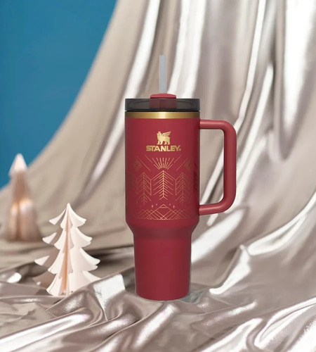 Taza Stanley Quencher Deco Collection 1.18 con forma de arándano