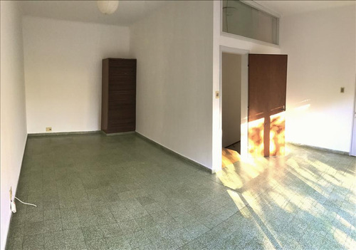 Apartamento En Venta De 2 Amplios Dormitorios Y Patio En Avenida Céntrica De Colonia