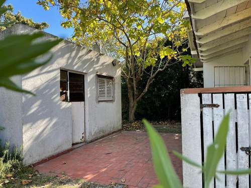 Imagen 3 de 12 de Venta-casa-villa Gesell -paseo 123 Y Av 8 Vivienda Con Amplio Jardin