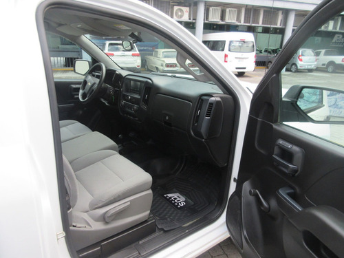 Imagen 6 de 11 de Chevrolet Silverado 2018 5.3 V8 2500 Ls Cabina Regular 4x4 A