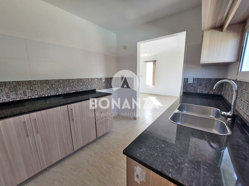 Casa En Venta A Estrenar En Punta Colorada, Piriápolis. A 250 Metros De La Playa. Con Piscina.