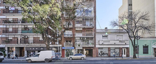 Departamento De Dos Ambientes Con Balcón Corrido Al Frente Y Cochera Espacio En Colegiales