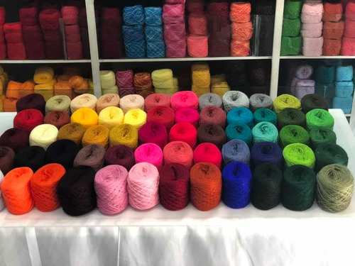 Imagen 1 de 4 de Estambre Acrilan De 3 Hebras. 1 Kilo, 25 Bolas De 40g