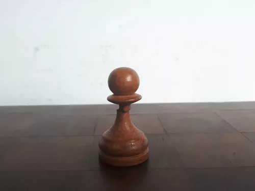 Antigo e grande jogo de xadrez com caixa/tabuleiro de madeira e adornos em