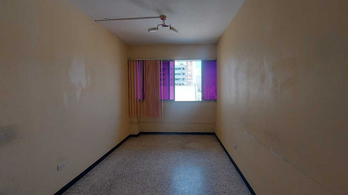 Alquiler O Venta De Oficina 90m2 En Torre Josar En Maracay