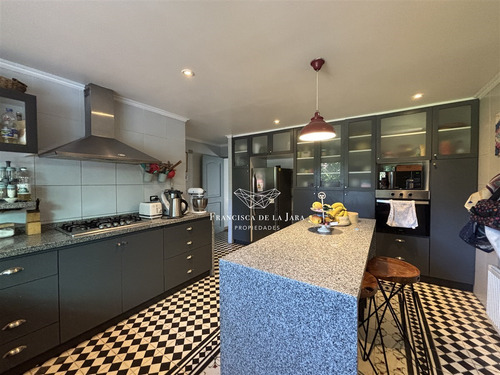 Casa Chilena, Parcela En Condominio. 5d+4b + Servicios.
