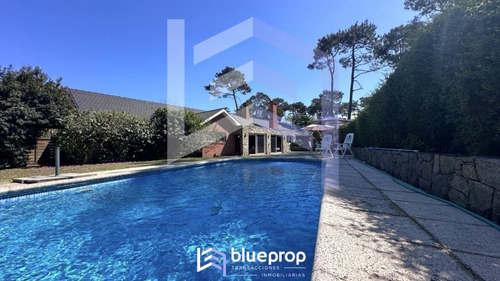 Casa En Venta En Playa Mansa En Privilegiada Ubicación, Una Manzana Sólo Para Ella.