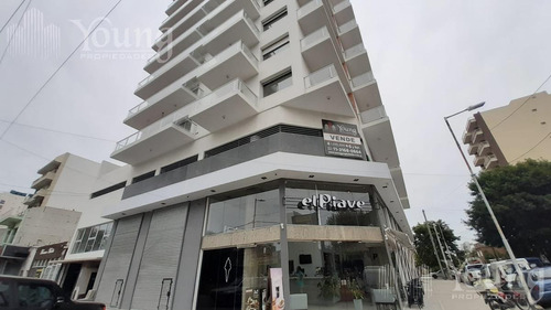Imagen 2 de 19 de Local Sobre Paysandu, Doble Altura, Venta En Pozo, En Wilde Centro!!!!