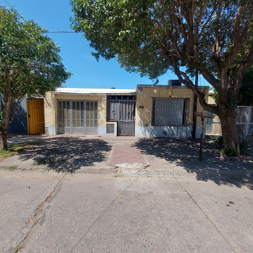 Casa En Venta A Reciclar Con Patio Y Cochera En Fray Luis Beltran