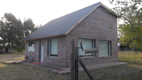 Casa Construida Hace 8 Años Con Solo 2 Temporadas De Uso, Impecable, Con Importante Terreno Libre.