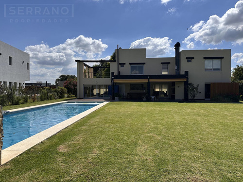 Casa En Alquiler Con Jardín Y Pileta Y En Haras Santa María, Loma Verde