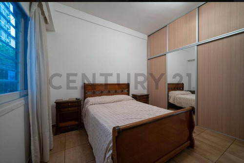 Venta Ph 3 Ambientes Con Patio Y Cochera/local En Zona Residencial De Lomas De Zamora.