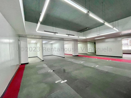 Se Alquila Hermoso Edificio Comercial Ubicado A Pie De Calle En Chacao