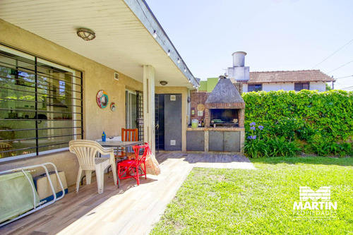 Casa En Venta En Martinez 4 Ambientes Uno En Suite, Jardín Con Pileta, Cochera X 2.