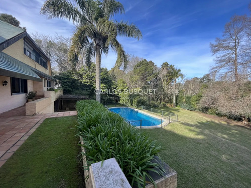 Casa En Venta De 7 Dormitorios, En Zona Del Golf!