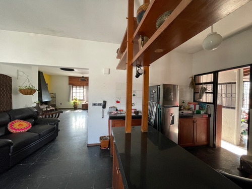 Imagen 5 de 15 de Venta De Amplia Casa Sobre Avenida Italia, Ideal Para Vivienda O Empresa.